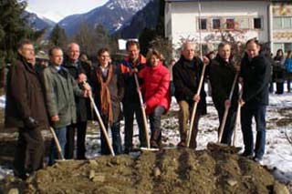 Beim Spatenstich - LR G. Schaunig, P. Schachner-Martl, BM H. Seebacher, W. Lang u.a.